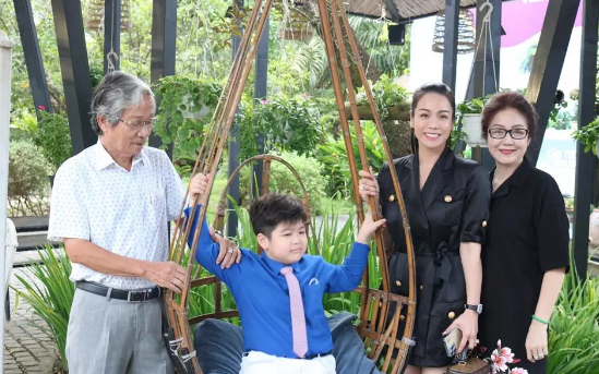 Nhật Kim Anh tay trong tay thân thiết với mẹ chồng cũ sau loạt ồn ào mâu thuẫn