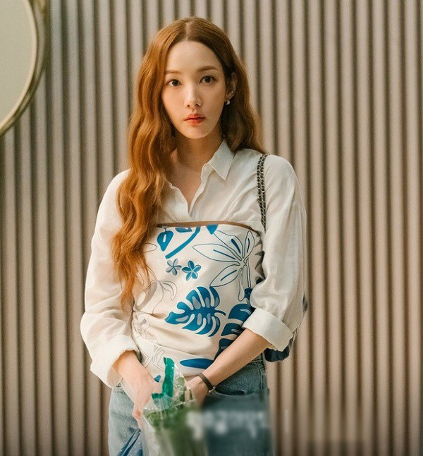 Không còn đóng đinh trong các bộ đồ công sở, Park Min Young đã lột xác với phong cách hoàn toàn mới