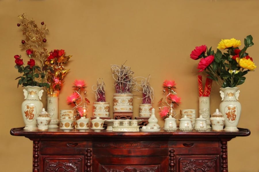 Bát hương thường được đặt chính giữa bàn thờ và cả năm không được xê dịch ngay cả khi lau dọn vào dịp cuối năm.