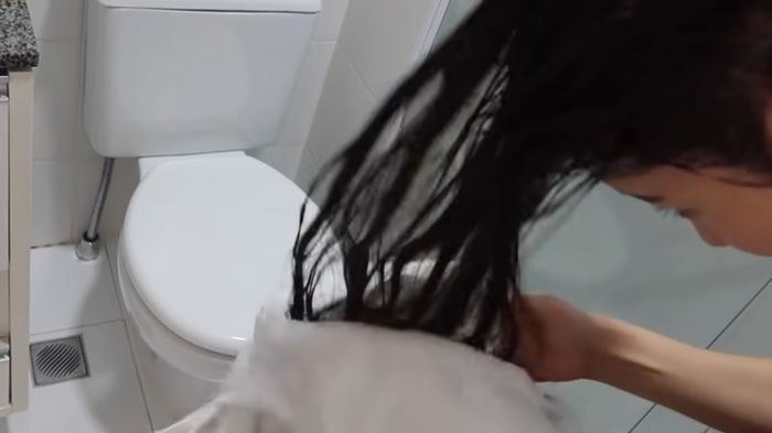 Nàng Youtube Hàn Quốc gợi ý 7 bước gội đầu chuẩn để có mái tóc bồng bềnh, dày dặn