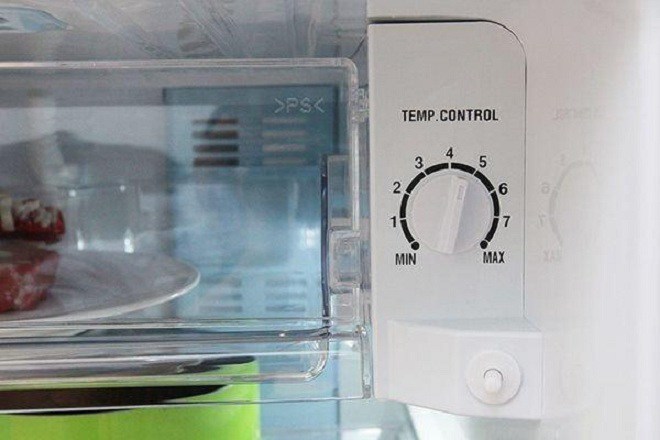 Trong tủ lạnh có 2 công tắc nhỏ, làm đúng tiết kiệm nửa tiền điện, lại bền máy, dùng chục năm không hỏng