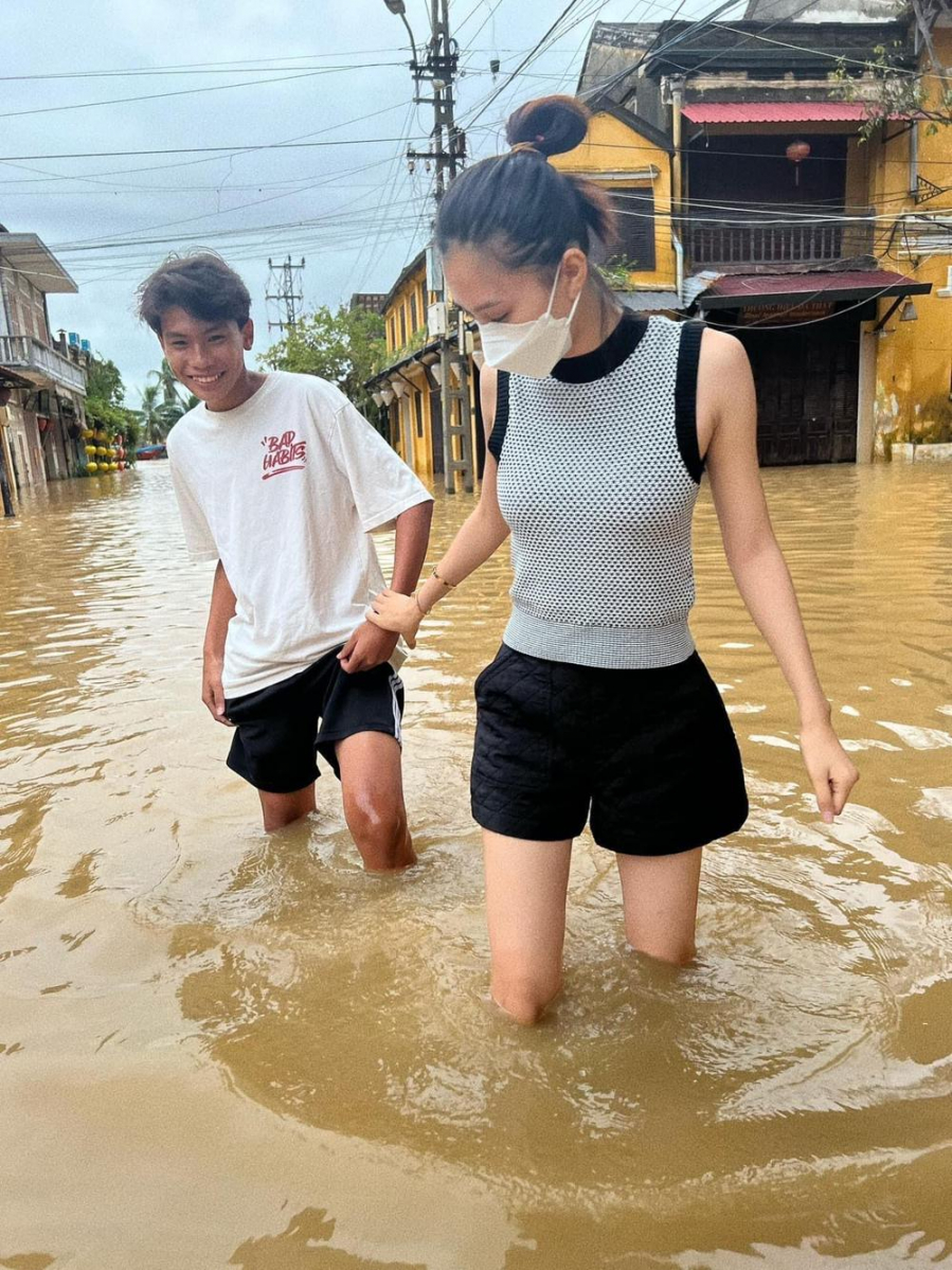 Hoa hậu Tiểu Vy tiết lộ hình ảnh quê nhà bị ngập nặng, phải di ...