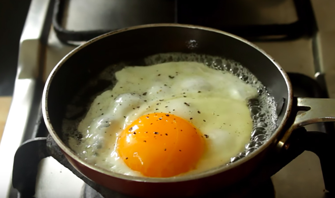 Trứng ốp hay bị nát đừng vội đập thẳng vào chảo, đầu bếp chỉ cách làm vừa mềm xốp vừa thêm chất bổ