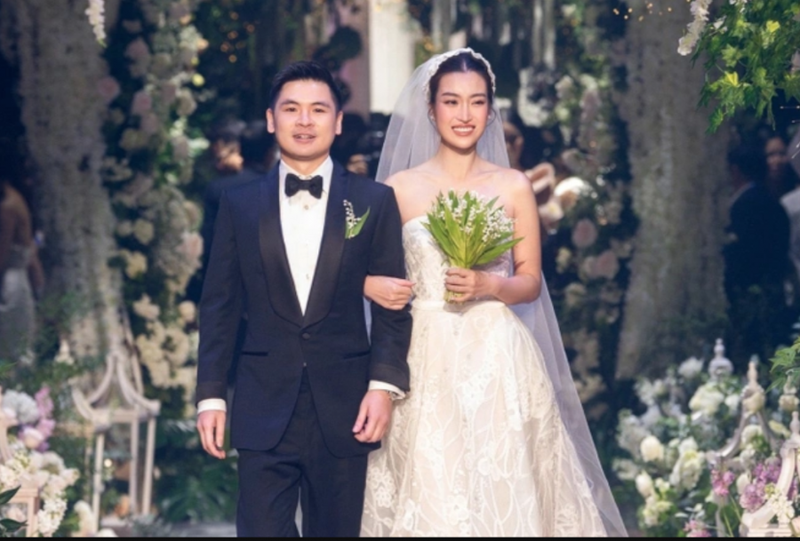 Hương Giang được khen tinh tế khi có cử chỉ này trong đám cưới Hoa hậu Đỗ Mỹ Linh