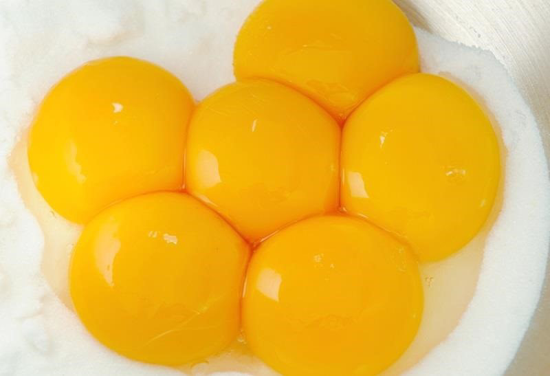 easiest-most-practical-way-separate-egg-yolks-from-egg-whites-without-getting-messyw1456-1512340909199