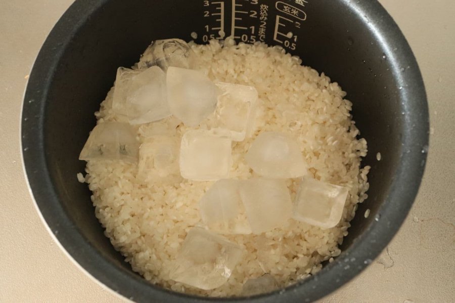 Thêm vài hạt muối khi vo gạo đem lại lợi ích tuyệt vời, ai cũng muốn học theo