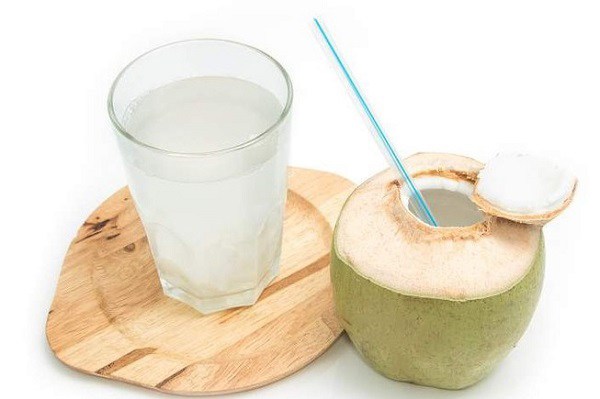 Sai lầm khi uống nước dừa dễ gây rối loạn tiêu hóa, nhất điều thứ 3 cực kỳ nguy hiểm