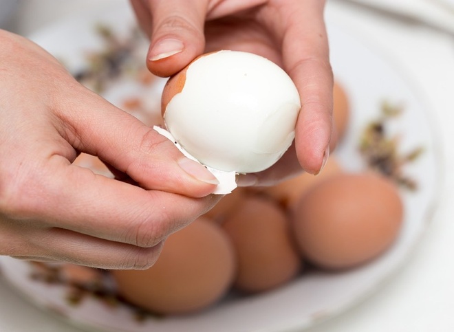 peeling-hard-boiled-eggs-easily_wpre