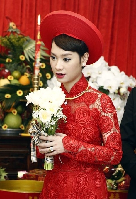 Dàn mỹ nhân Việt chuộng áo dài xuyên thấu trong ngày trọng đại