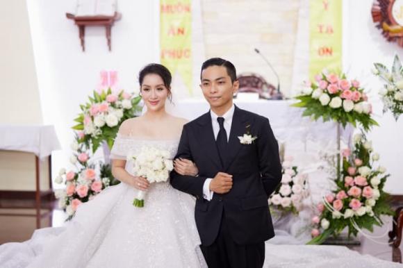Khánh Thi và Phan Hiển tổ chức hôn lễ ở nhà thờ, hai nhóc tỳ phụ mẹ để tiến vào lễ đường