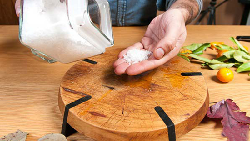Dùng vài hạt muối giải quyết các vấn đề trong nhà bếp cực thông minh mà bạn nên biết