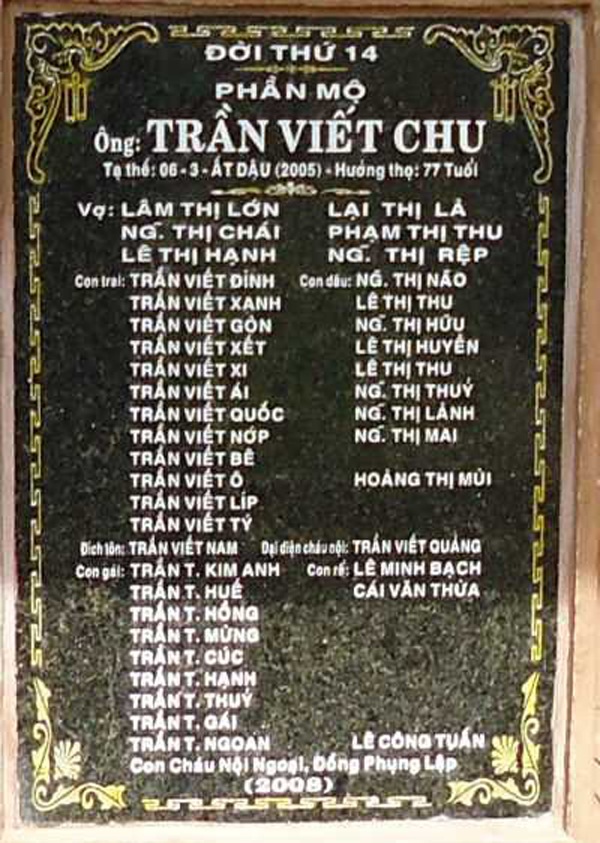 Tấm bia mộ của ông Chu sau khi qua đời.