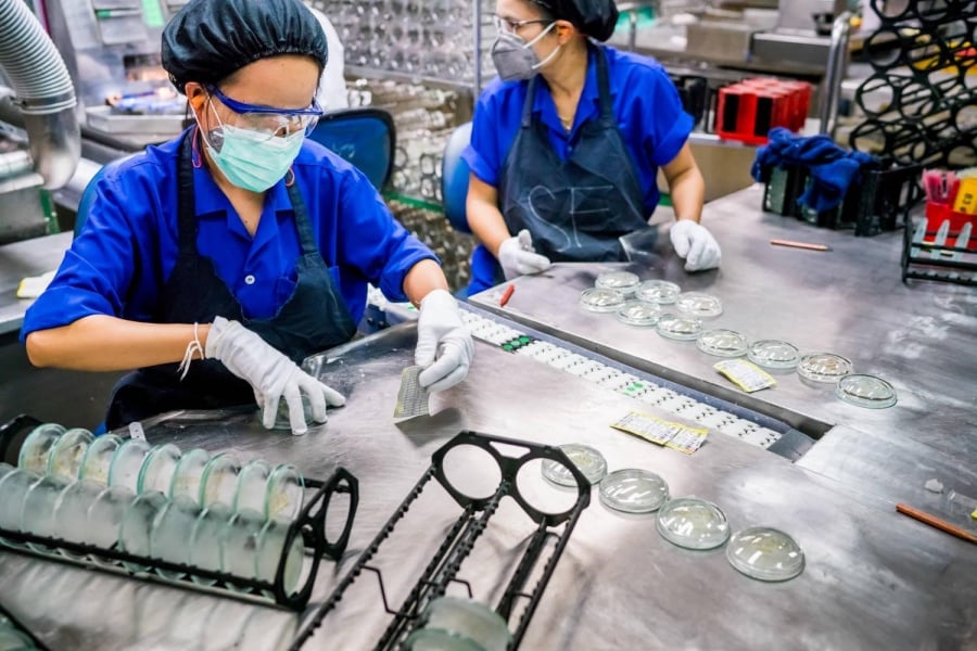Essilor là nhà sản xuất hàng đầu thế giới trong ngành nhãn khoa, và Kính Hải Triều chính là đại lý bán lẻ của Essilor Việt Nam