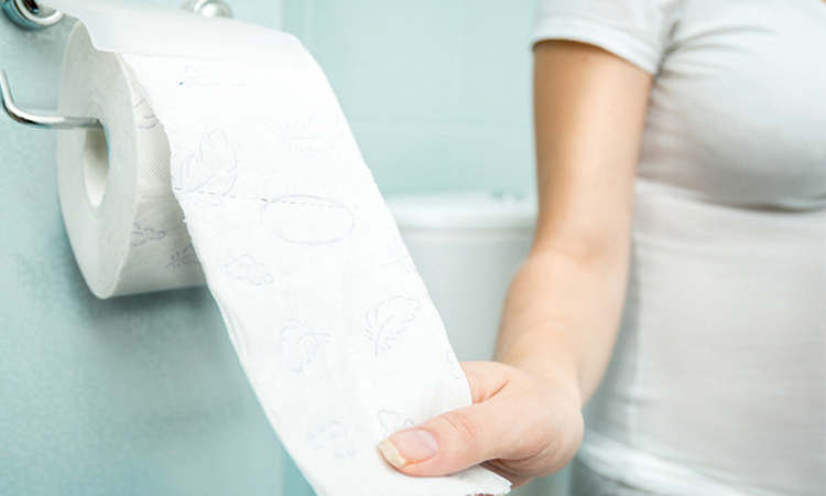 Phụ nữ có nên lau 'vùng kín' bằng giấy sau khi đi tiểu hay không?