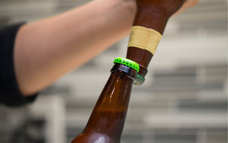 Nắp chai bia có một điểm nhỏ cứ nhắm vào đấy mà bật không cần dụng cụ phức  tạp phụ nữ cũng làm được