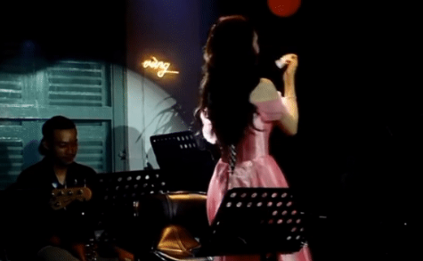Đang hát Hòa Minzy bỗng bật khóc trên sân khấu, lý do đằng sau khiến ai cũng bất ngờ