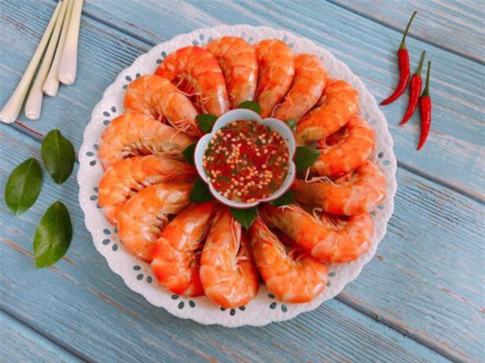 Luộc tôm đừng chỉ cho gừng, sả: Thêm vài giọt này để tôm đỏ au, ngọt thịt, không tanh