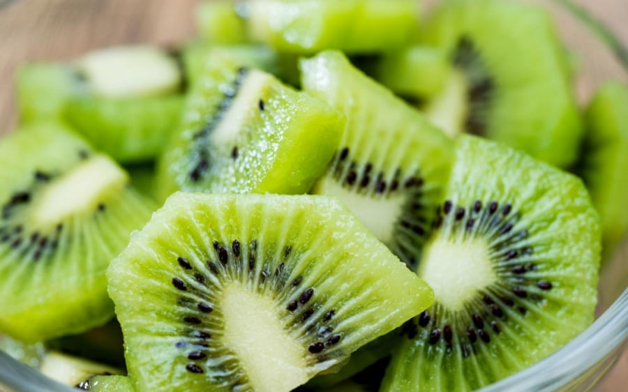 chopped-kiwi-in-a-bowl-on-a-table