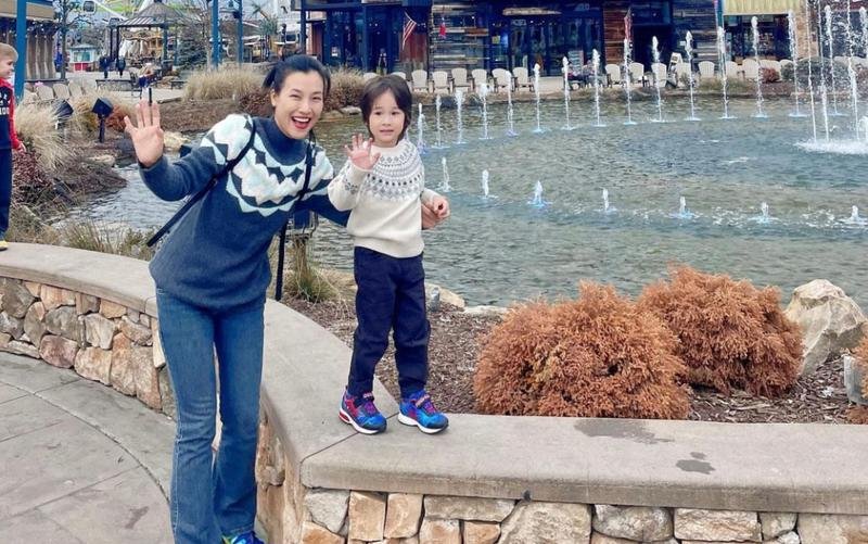 Á hậu Hoàng Oanh khiến fan nghẹn ngào khi tiết lộ mặc lại đồ cũ của mẹ trong chuyến du lịch bên Mỹ