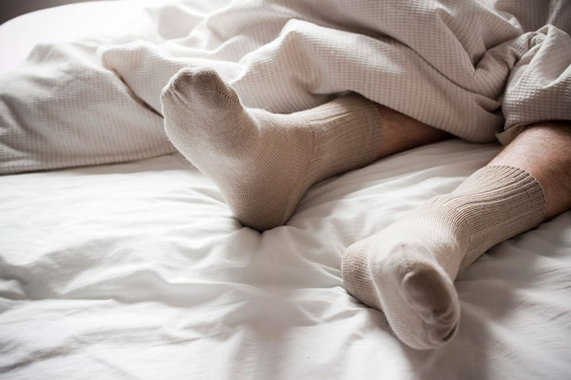 Đeo tất khi ngủ có lợi hay hại sức khỏe?