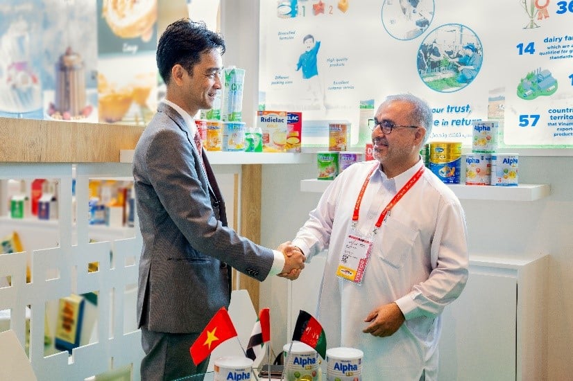 Ông Zia Ahmad Mohd Asmail – đối tác lớn của Vinamilk tại khu vực Trung Đông đã tiếp tục ký kết các hợp đồng nhập khẩu sản phẩm của Vinamilk trong năm 2023, đóng góp vào doanh thu xuất khẩu 100 triệu USD trong những tháng đầu năm của công ty