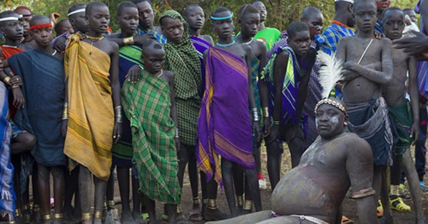 Bộ tộc kỳ lạ ở châu Phi: Đàn ông được vỗ béo, vòng bụng càng to càng được tôn trọng