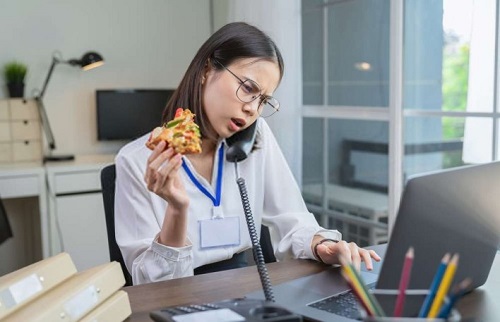Ăn không đúng giờ, ăn quá nhanh, vừa làm việc vừa ăn là lý do khiến chị em văn phòng hay bị đau dày.