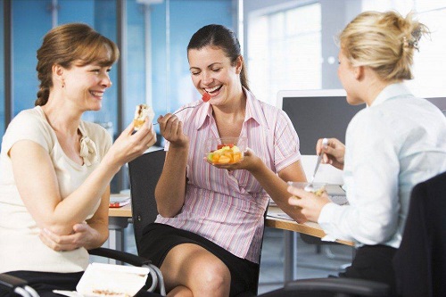 Tâm lý thoải mái, vui vẻ kết hợp chế độ ăn uống khoa học giúp phòng tránh đau dạ dày ở chị em văn phòng.