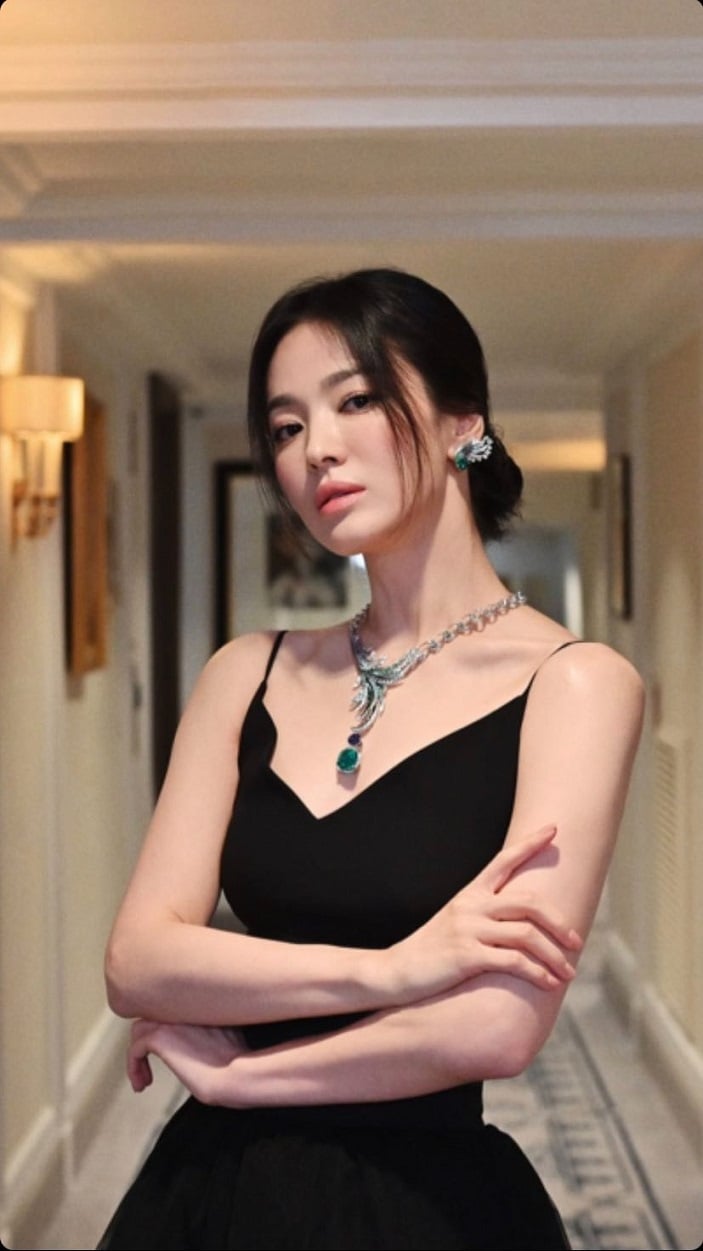 Song Hye Kyo chứng minh váy liền cổ điển làm nên phong cách nữ thần cho các  sao nữ