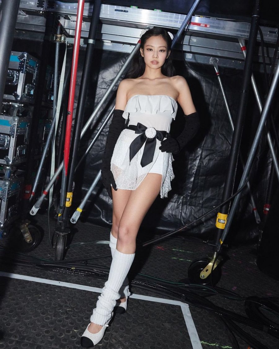Jennie BLACKPINK diện đồ kiểu nữ sinh dự show Chanel Thu Đông 2022