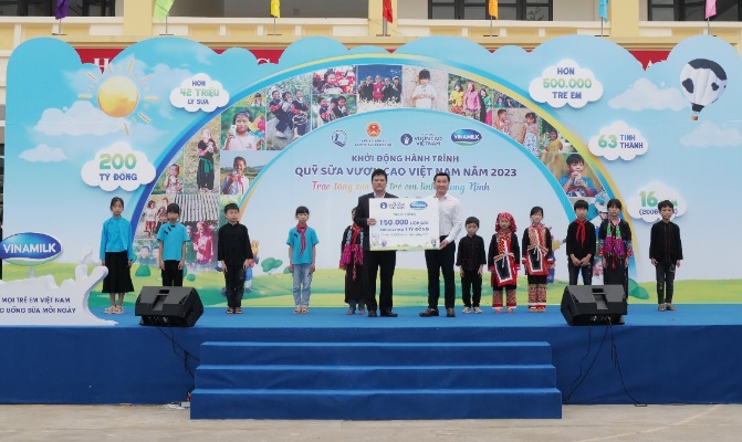 Năm nay, trẻ em có hoàn cảnh đặc biệt tại Quảng Ninh sẽ được nhận 150.000 hộp sữa trị giá 1 tỷ đồng từ Quỹ sữa Vươn cao Việt Nam  