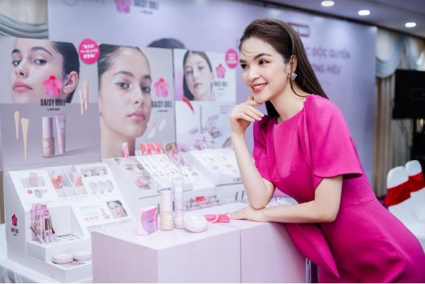 “Gương mặt đẹp nhất” Hoa hậu Hoàn vũ Việt Nam 2017 Ngọc Nữ và MC Hằng Kính Hồng dành nhiều lời khen có cánh cho sản phẩm nhà Daisy Doll.