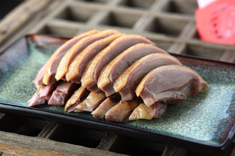 cach-luoc-vit-ngon-lai-thom-nuc-chang-con-mui-hoi-ai-an-cung-thich-jinling-signature-salted-duck_800x0_crop_800x800_c-1528450676-894-width800height533