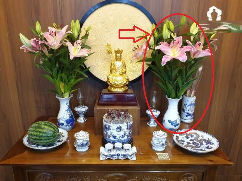 Lọ hoa trên bàn thờ đặt bên trái hay bên phải sẽ có tài lộc? Coi chừng kẻo gặp rắc rối