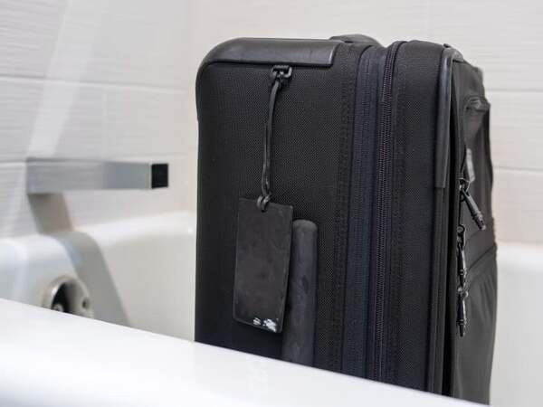 Tại sao nên để vali trong phòng tắm khi nhận phòng khách sạn: Lý do đủ quan trọng