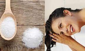Trộn muối với dầu gội đầu: Không chỉ làm sạch tóc mà còn trị được nhiều rắc rối cả nam và nữ đều gặp phải