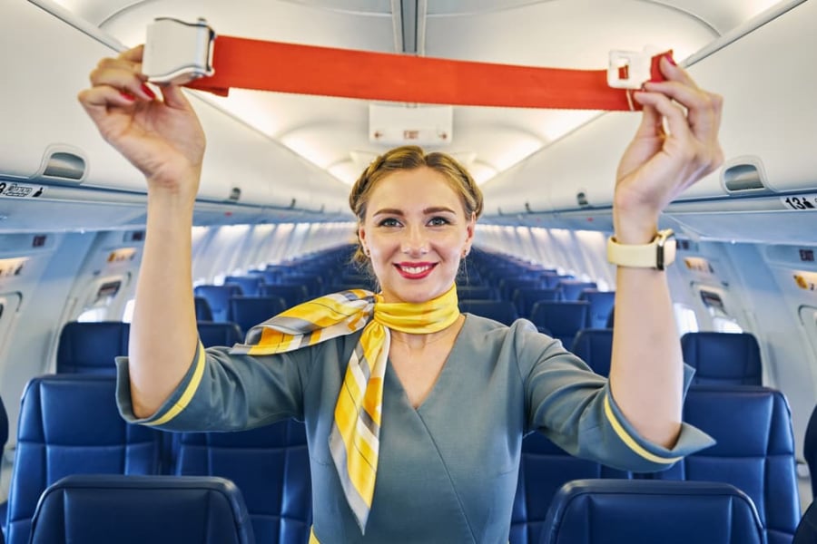 Vì sao tiếp viên hàng không thường quàng khăn lụa: Lý do quan trọng không chỉ để đẹp