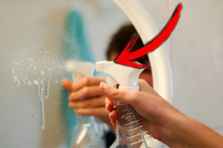 Pha muối trắng xịt vào gương nhà tắm: Mẹo hay, không lãng phí