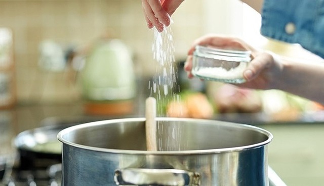 Nếu lỡ nấu mặn, đừng vội cho thêm nước lạnh, hãy thêm một nguyên liệu đặc biệt để giảm độ mặn, giúp món ăn tròn vị hơn.