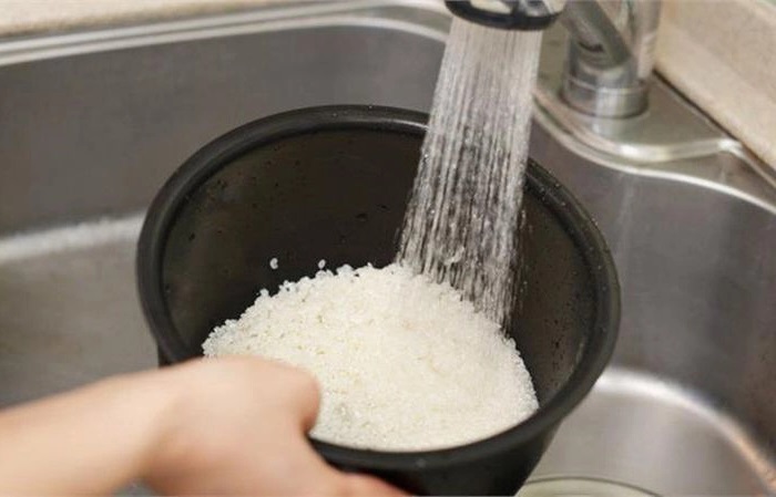 Lý do nên thêm muối khi vo gạo: Lợi ích tuyệt vời nhưng nhiều người chưa biết