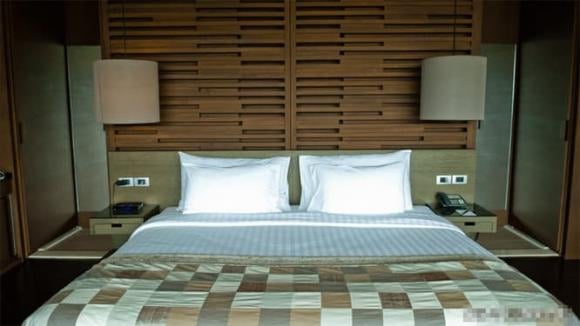 Tại sao các khách sạn có 2 gối cho một giường đơn? Lý do khiến nhiều người bất ngờ
