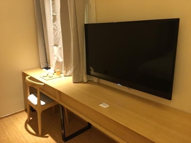 Tại sao rút phích cắm của TV ngay khi bạn nhận phòng tại khách sạn lại quan trọng?  Hóa ra vì lý do này