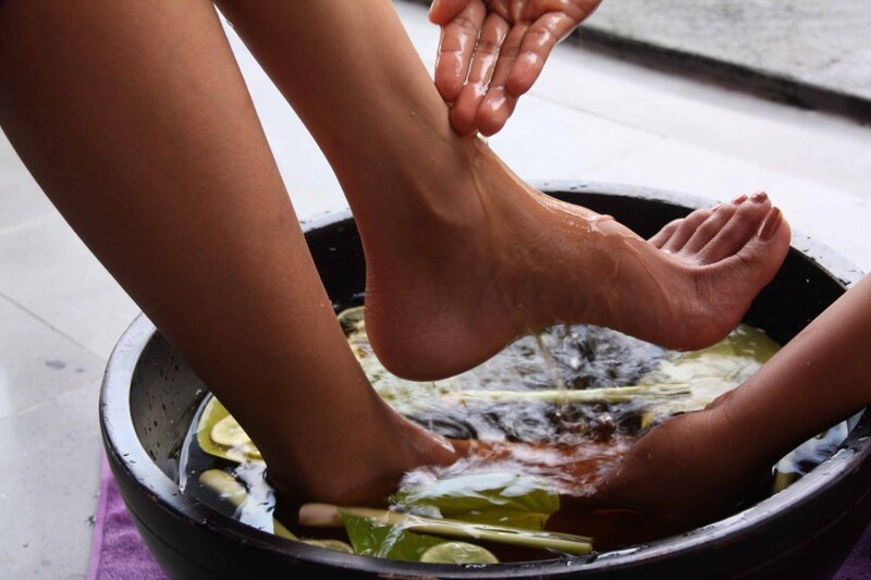 Thêm chút muối vào nước khi rửa chân, tốt cho cả nam và nữ