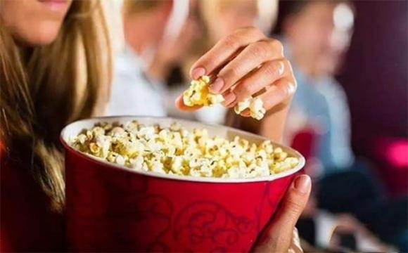 Tại sao nhiều người vẫn ăn bỏng ngô ở rạp chiếu phim dù trước đó đã bị cấm?