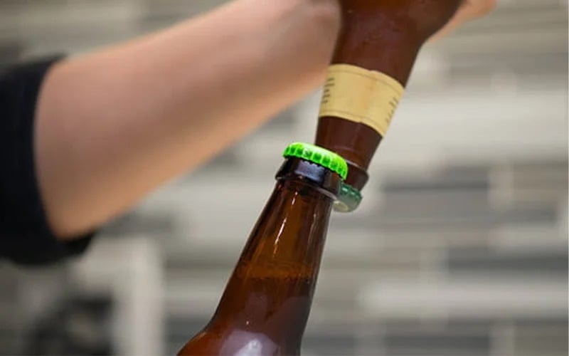 Nắp chai bia có một điểm nhỏ, chỉ cần nhắm vào nó và bật nắp, phụ nữ cũng làm tốt
