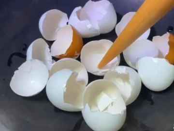 Cho vỏ trứng vào chảo rang đều là có món bảo bối quý giá cho cả nhà
