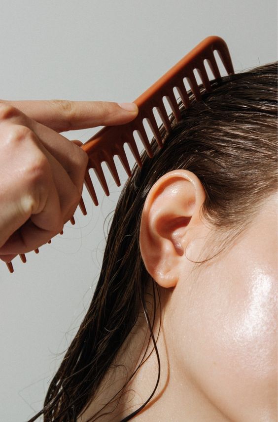 4 thói quen sai lầm khi tắm gội khiến tóc rụng lả tả như lá mùa thu