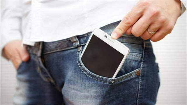 Khi bỏ điện thoại vào túi nên xoay màn hình vào trong hay ra ngoài: Nhiều người không biết