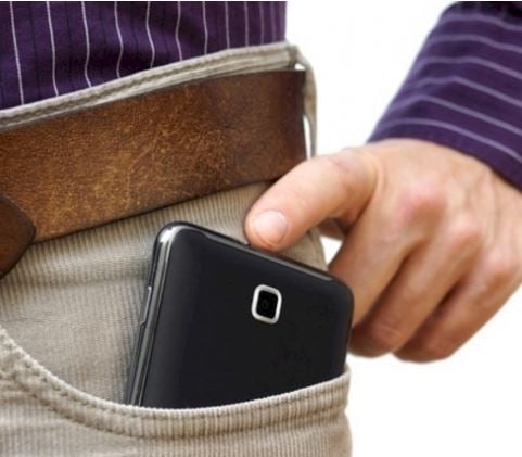 Khi bỏ điện thoại vào túi nên xoay màn hình vào trong hay ra ngoài: Nhiều người không biết