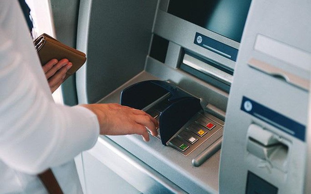 Tại sao bạn không nên rời khỏi ngân hàng hoặc máy ATM ngay khi bạn rút tiền: Ai không biết đó là sự thật